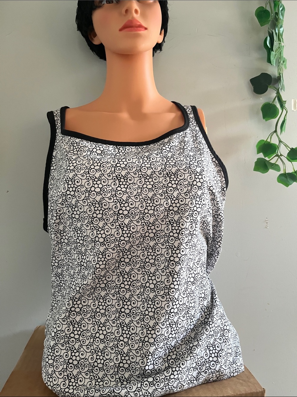 Women's Black & White Swirl Scoop Neck Tank